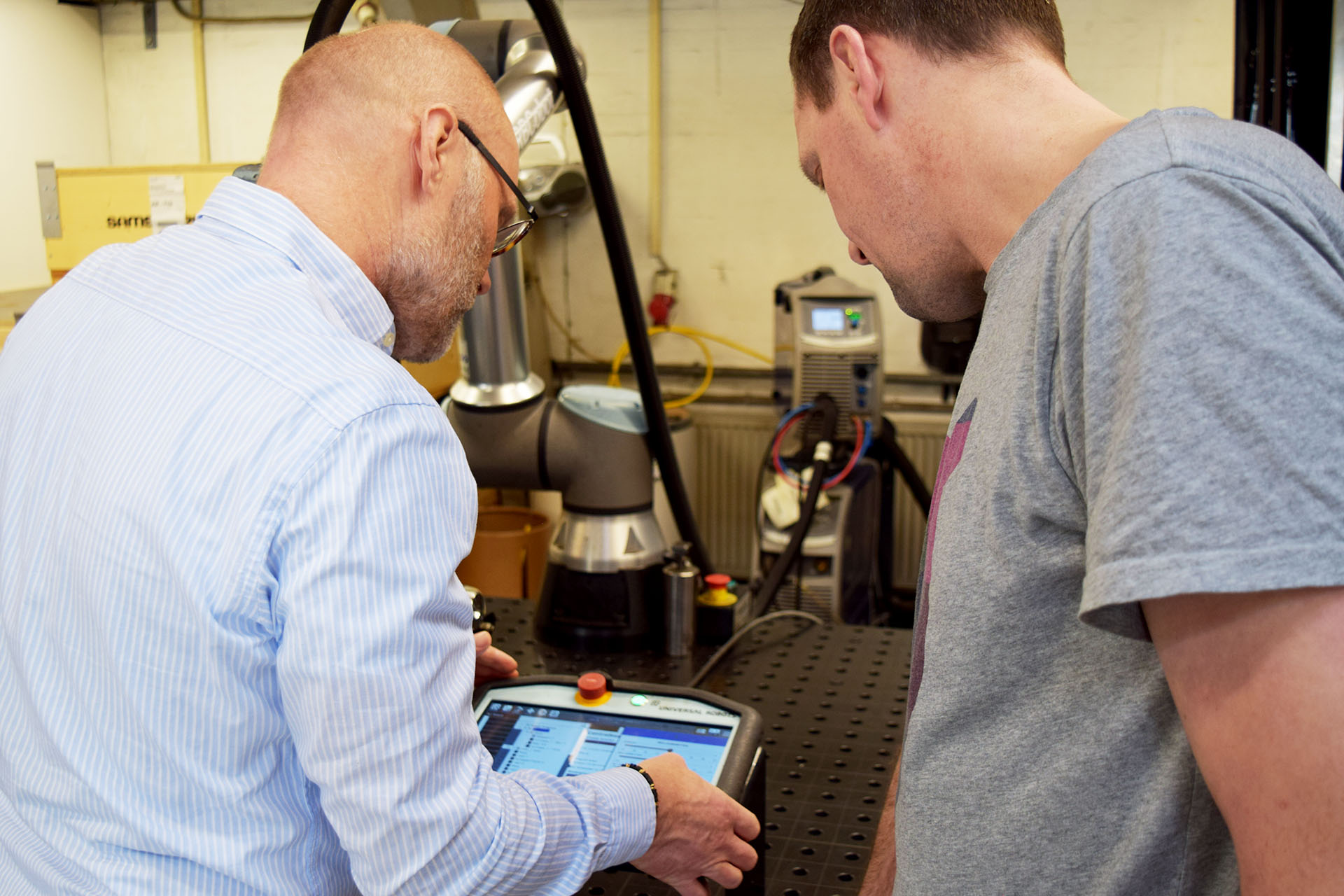 Lars fra Uniwelco snakker med Morten fra Gromas om svejserobotten RBCobot fra Uniwelco